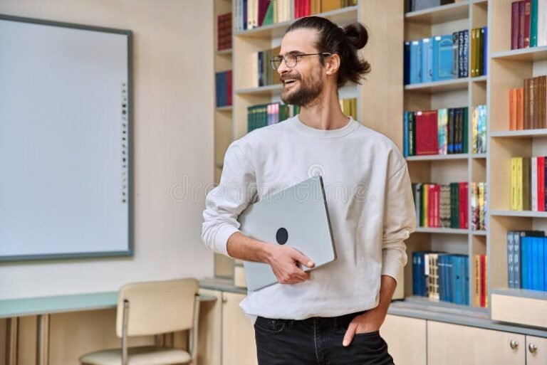 Mitä Ammattia Tai Alaa Kannattaa Opiskella Aikuisena 21 aikuisopiskelija kirjastossa tai luokkahuoneessa