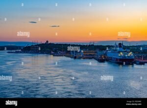 alandin satama ja kauppalaivoja auringonlaskussa