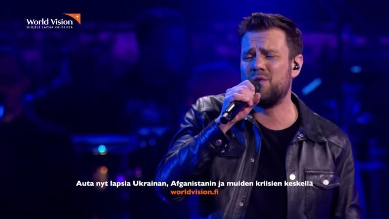 antti ketonen esiintymassa lavalla valojen loisteessa