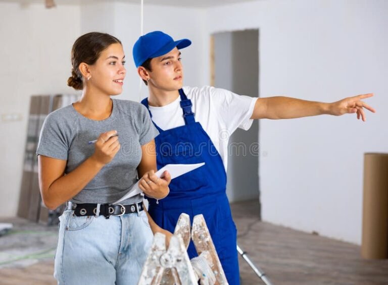 Miten Asiakkaat Arvioivat Vaasan Huoneistoremonttipalveluita 40 asiakas keskustelee remonttialan ammattilaisen kanssa