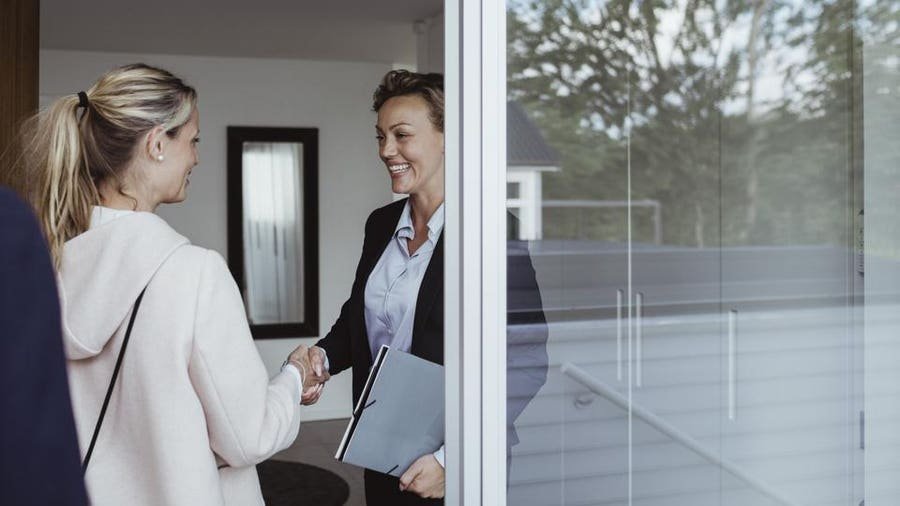 asiakasneuvonta konttorissa kiinteistonvalittaja esittelee