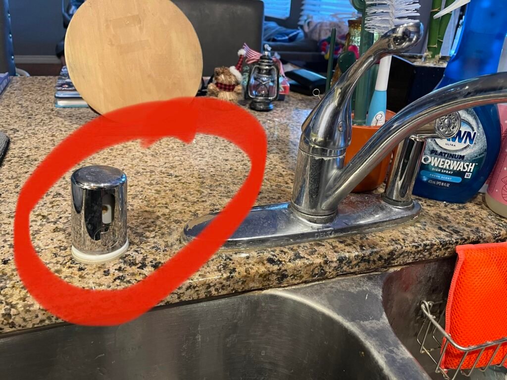 astianpesukone poytatason vieressa vesiputki nakyvissa