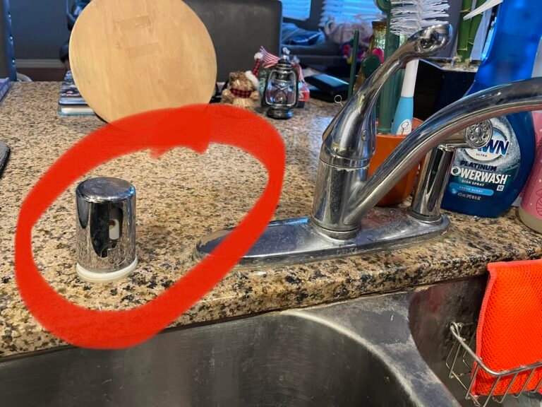 astianpesukone poytatason vieressa vesiputki nakyvissa