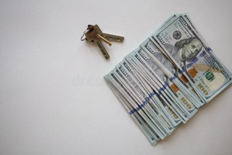 asunnon avaimet ja seteleita poydalla