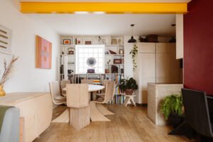 asunnon avain kadessa suomalainen koti taustalla