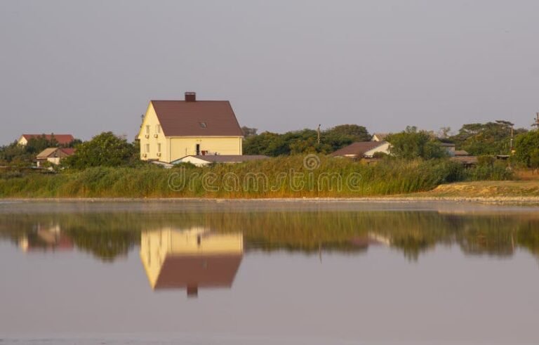 aurinkoinen mokki jarven rannalla kesalla