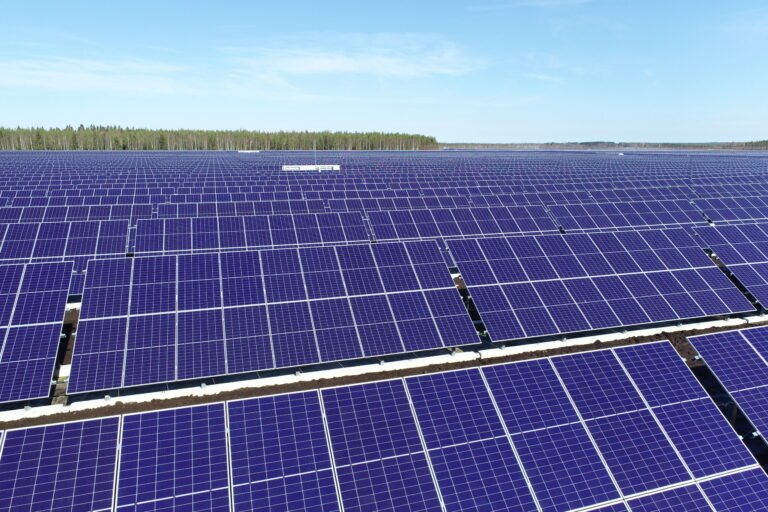 Mitä Käyttäjät Sanovat Canadian Solar Aurinkopaneeleista Suomessa 8 aurinkopaneelit suomalaisessa luonnonmaisemassa