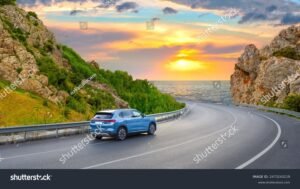 auto baltian maanteilla aurinkoisena paivana