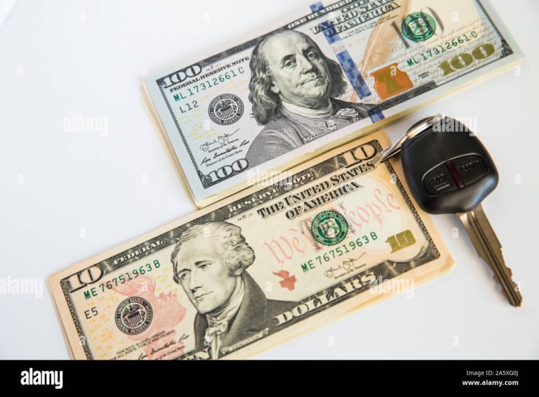 auto ja avaimet poydalla laskut vieressa