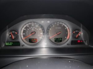 auto ja polttoaineen mittari moottoritiella