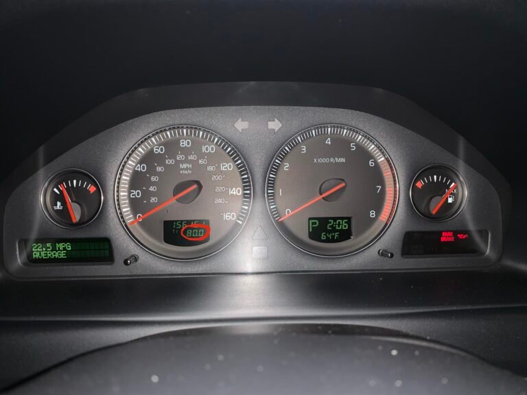 auto ja polttoaineen mittari moottoritiella