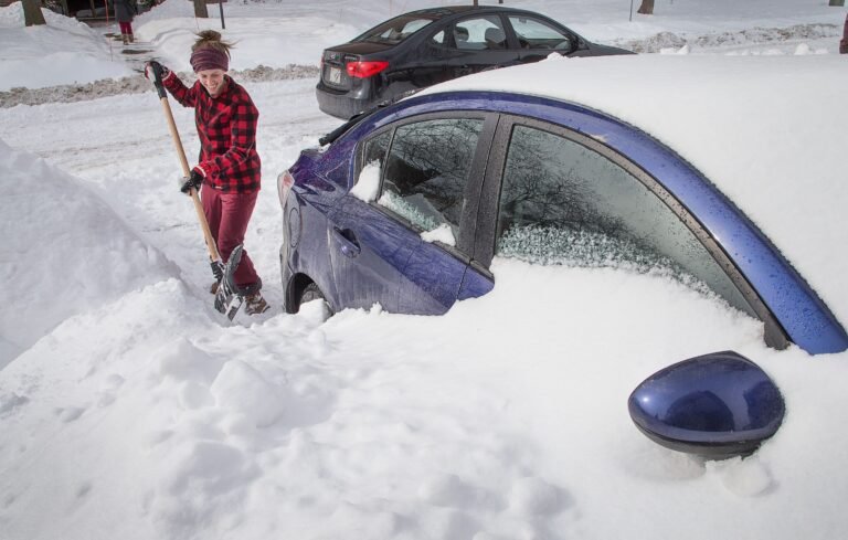 auto moottori kaynnissa kylmassa talvimaisemassa