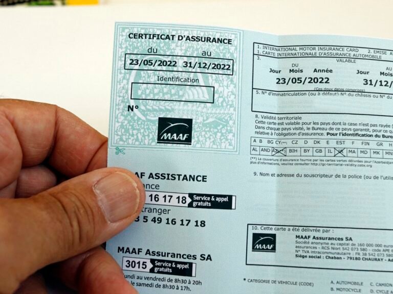 auto onnettomuus ja vakuutuskortti kadessa