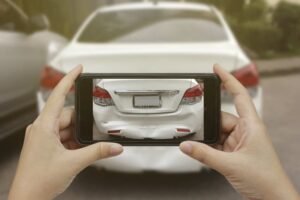 auto onnettomuus ja vakuutustodistus kadessa