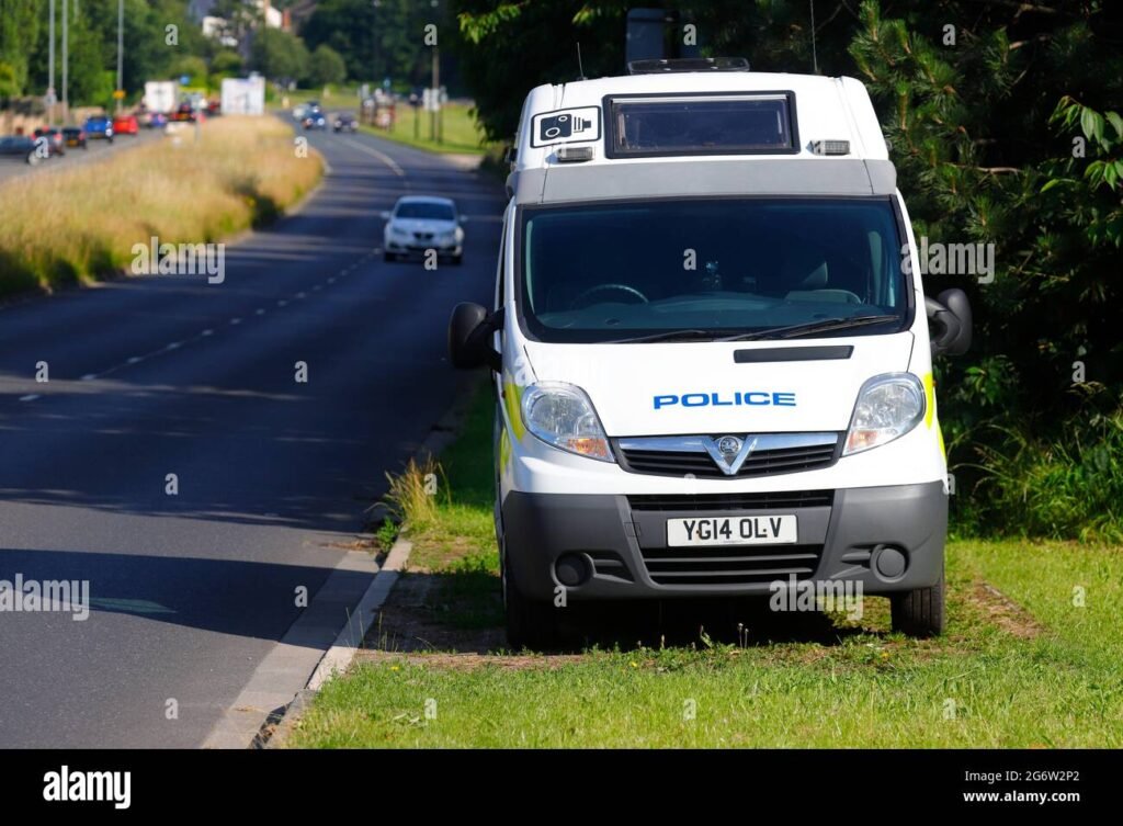 auto poliisin nopeusvalvontakameran edessa