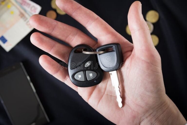 Kuinka Helposti Auto Voidaan Lunastaa Lunastustilanteessa 1 auton avain kammenella taustalla auto
