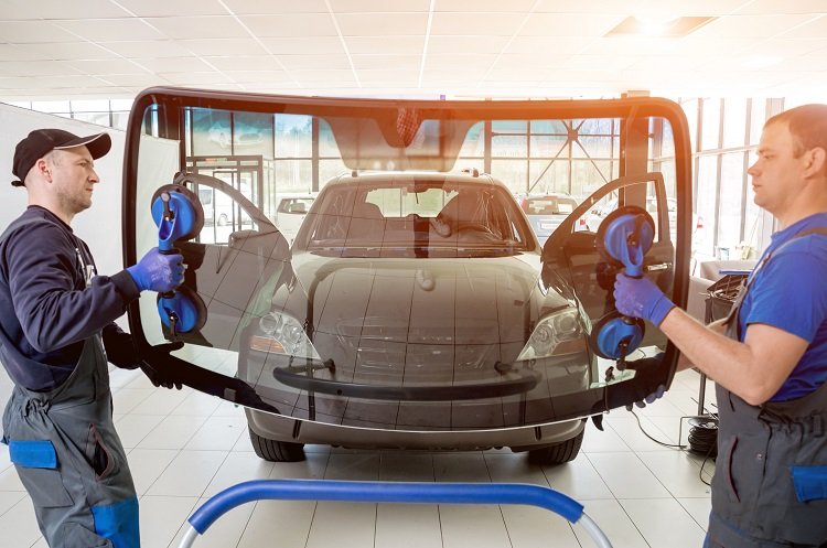 Miten If-lasivakuutus korjaa auton tuulilasin vauriot