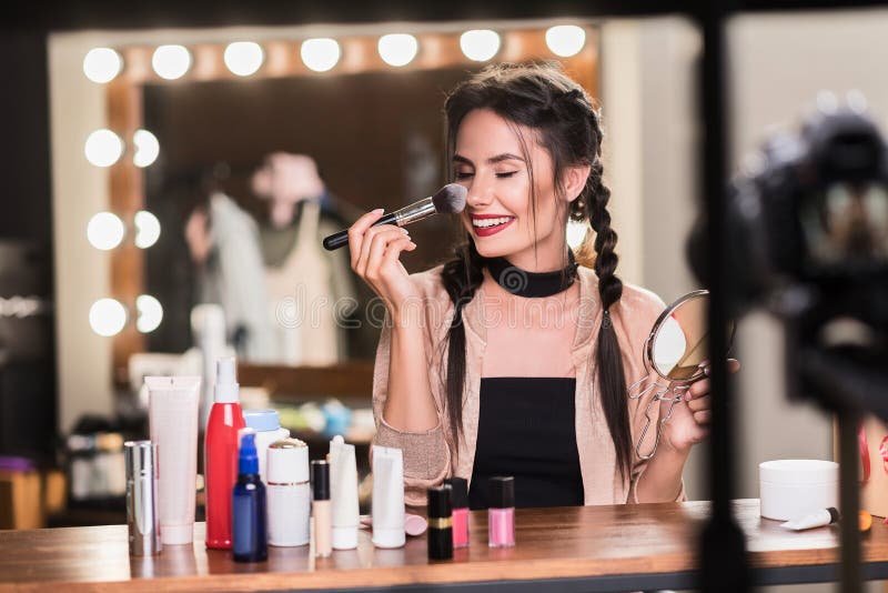 Miten Raili Hulkkonen Stailaa Meikkinsä Tyylikkäästi 6 Miten Raili Hulkkonen Stailaa Meikkinsä Tyylikkäästi