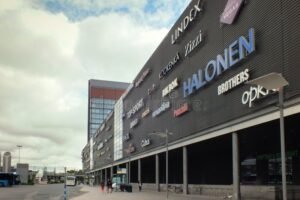 espoon keskuksen moderni liikekeskus ulkoa