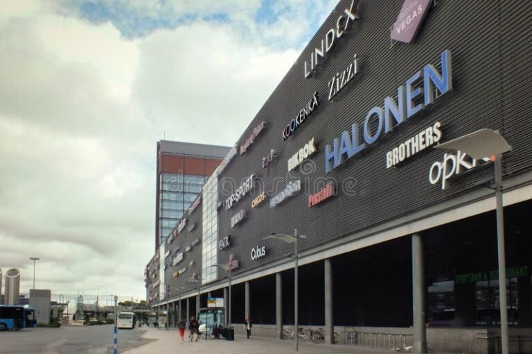 espoon keskuksen moderni liikekeskus ulkoa