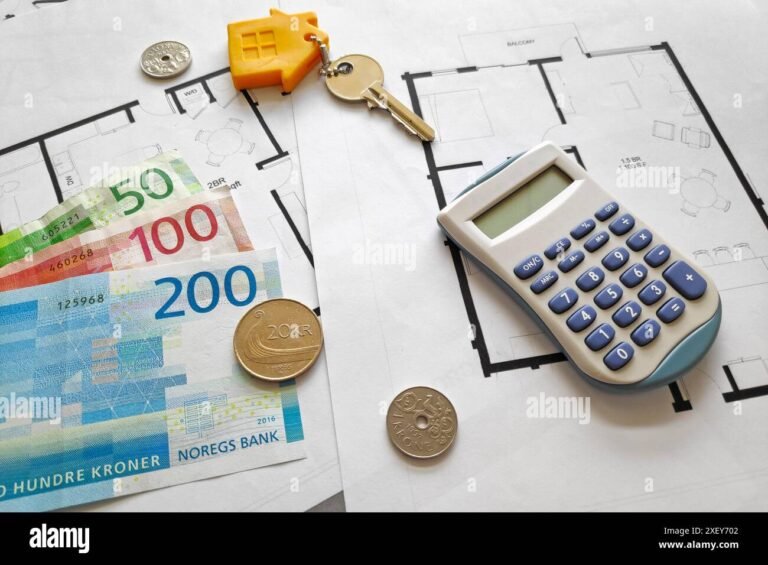 eurosetelit ja kruunut laskimella poydalla