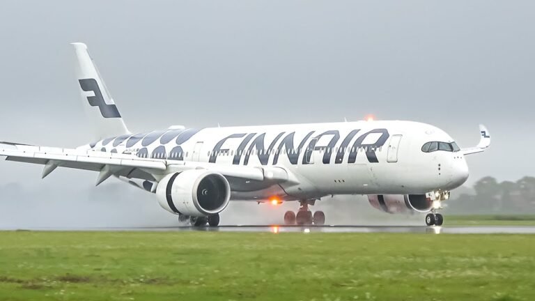 finnairin lentokone laskeutumassa kirkkaalla saalla