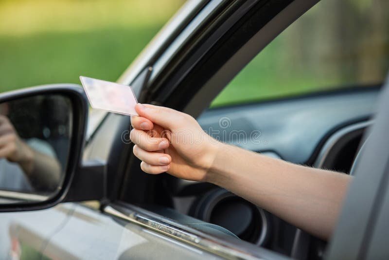 henkilo ajokortti kadessa lahikuvassa