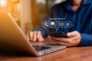 henkilo kayttamassa tietokonetta verkkopalvelussa