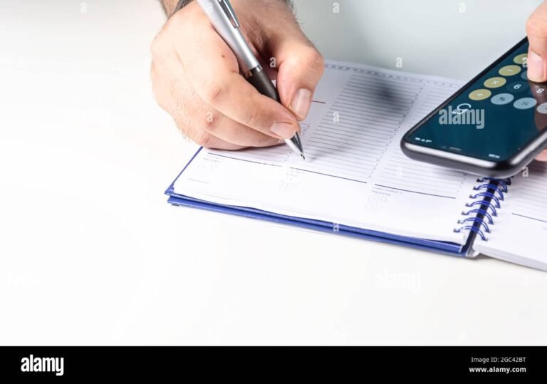 Miten Tulot Ja Menot Taulukko Auttaa Henkilökohtaista Budjetointia 9 henkilo kirjoittaa budjettiaan muistikirjaan