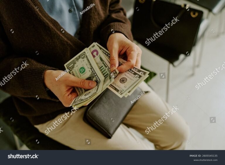 henkilo laskee kateista rauhallisesti poydan aaressa