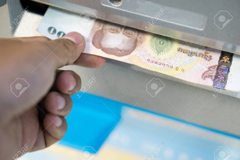 henkilo nostamassa rahaa pankkiautomaatilta