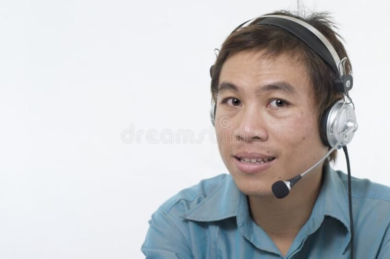 Maksaako Jonotus Puhelimessa Asiakaspalveluun Soitettaessa 33 henkilo odottaa puhelua puhelin korvallaan