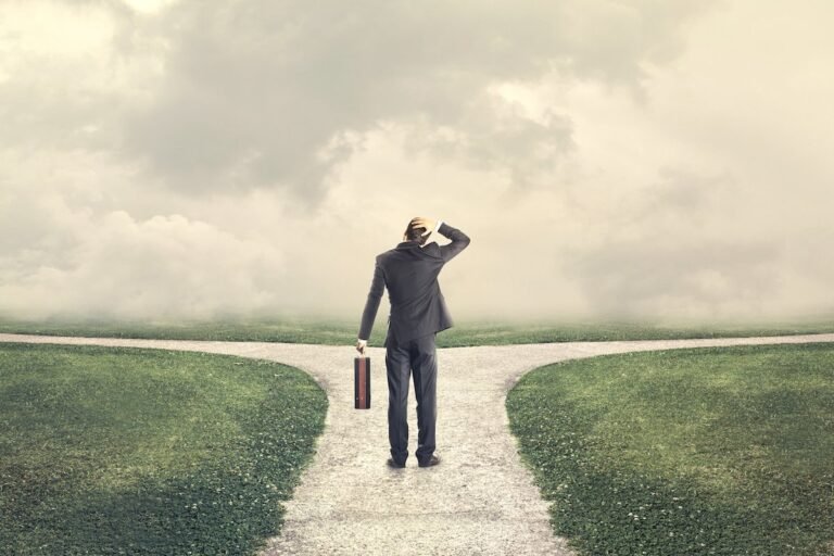 henkilo pohtii valintojaan luonnossa