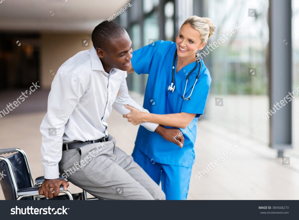 henkilo saamassa ystavallista apua