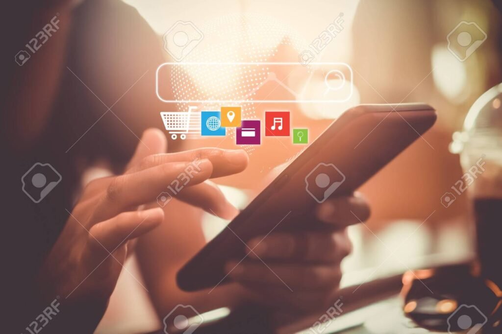 Miten Löydän Pop Vakuutuksen Yhteystiedot Kätevästi 1 henkilo selaa puhelinta yhteystietoja etsiessaan