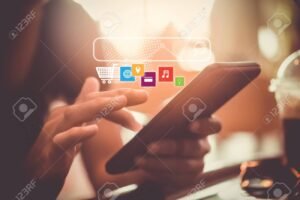 henkilo selaa puhelinta yhteystietoja etsiessaan