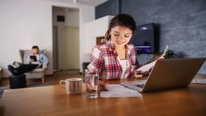 henkilo selaa tietokonetta luottotietosivustolla