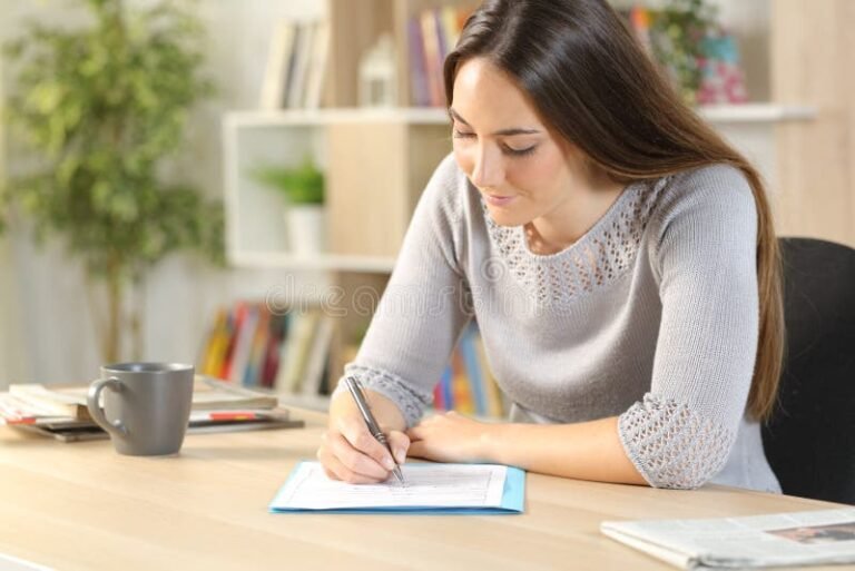 Näkeekö Pankki Kaikki Muut Lainasi Henkilökohtaisessa Hakemuksessa 7 henkilo tayttaa lainahakemusta poydan aaressa