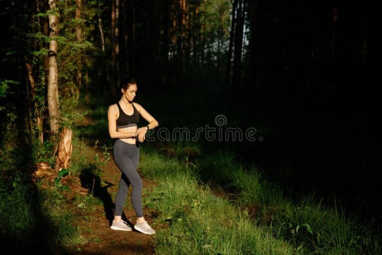 henkilo tutkii alykelloaan ulkona luonnossa