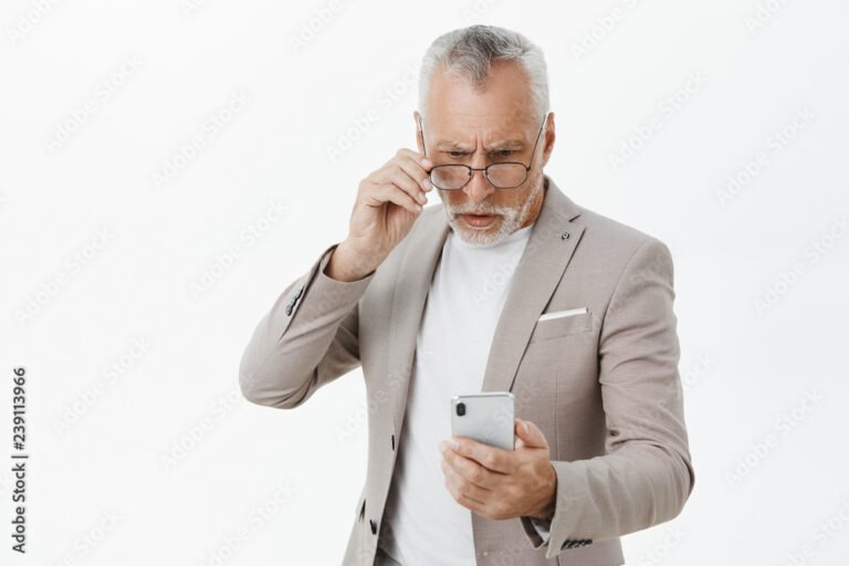 Miksi Uuden iPhonen Käyttöönotto Ei Onnistu 13 henkilo yrittaa kayttaa uutta alypuhelinta