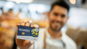 hymyileva asiakas kayttamassa kanta asiakaskorttia