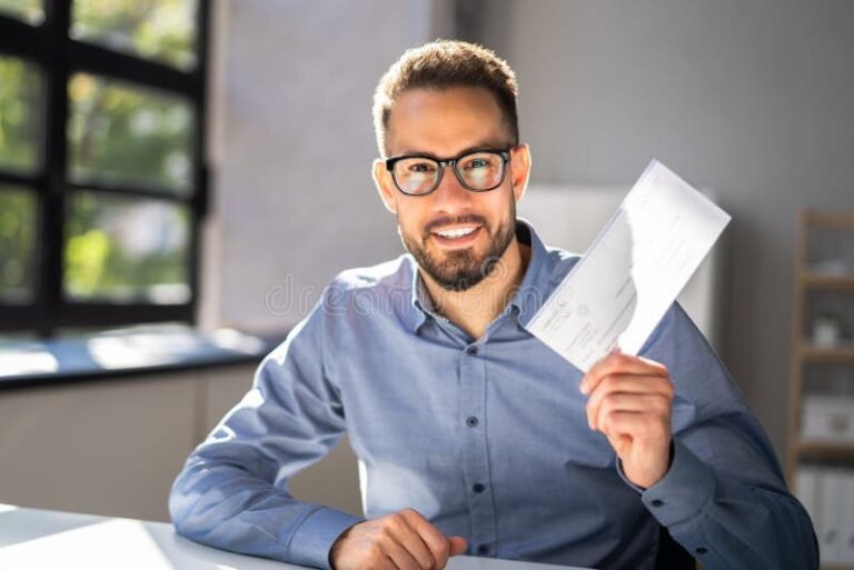 hymyileva asiakas tarkastaa vakuutusasiakirjaa