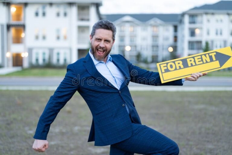 hymyileva henkilo allekirjoittaa vuokrasopimuksen