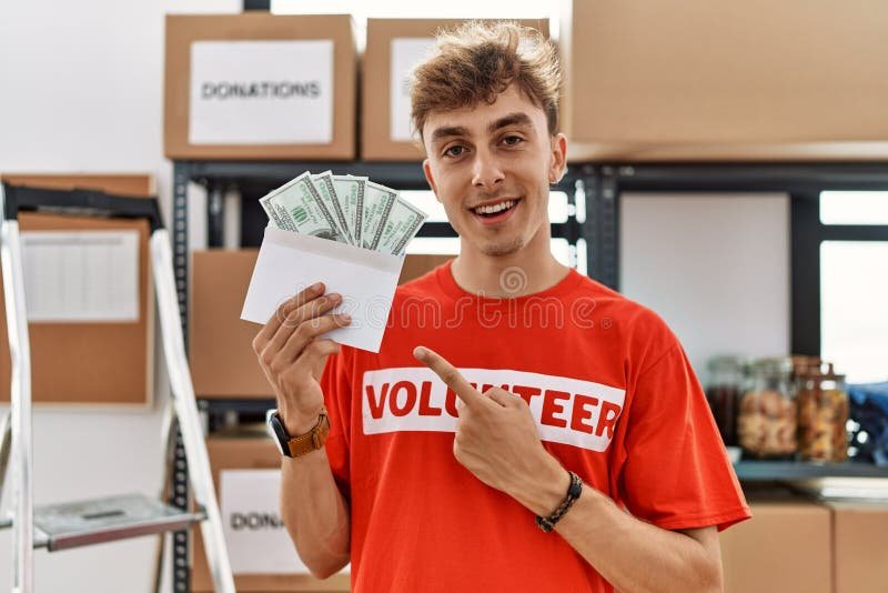 hymyileva henkilo pitelemassa kateiskirjekuorta