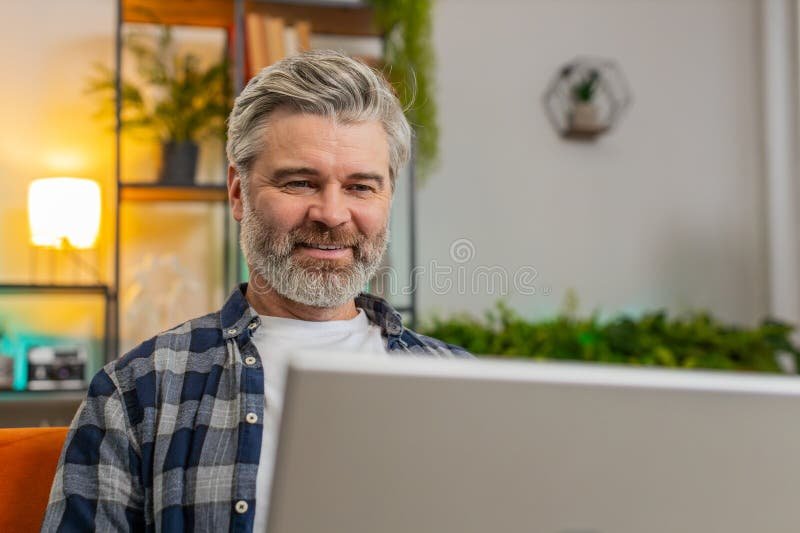 Mistä Näen Veronpalautukset Netissä Verohallinnon Palvelusta 1 hymyileva henkilo selaa tietokonetta kotona