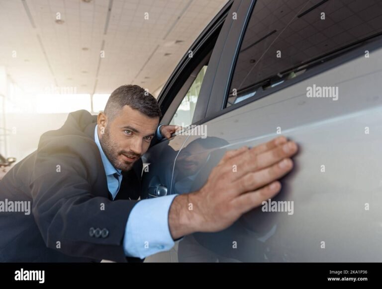 Miten Valmistautua Autoa Ostettaessa Tärkeitä Vinkkejä Ostajalle 43 hymyileva henkilo tarkastaa kaytettya autoa