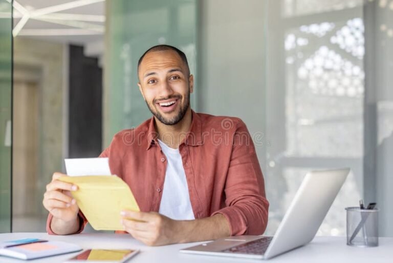 hymyileva henkilo tarkistaa kirjekuorta kotiymparistossa