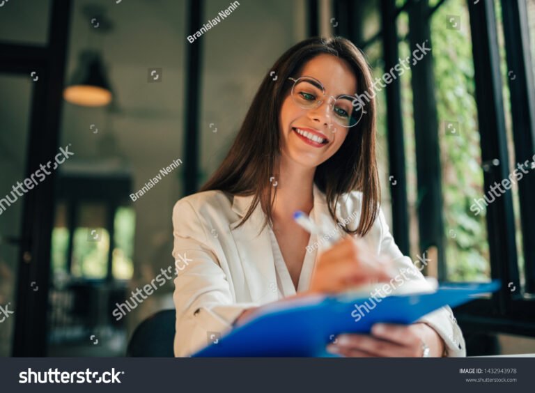 Miten Kerron Kelalle Opintolainan Korotuspyynnön Oikein 3 hymyileva opiskelija tayttaa hakemuslomaketta