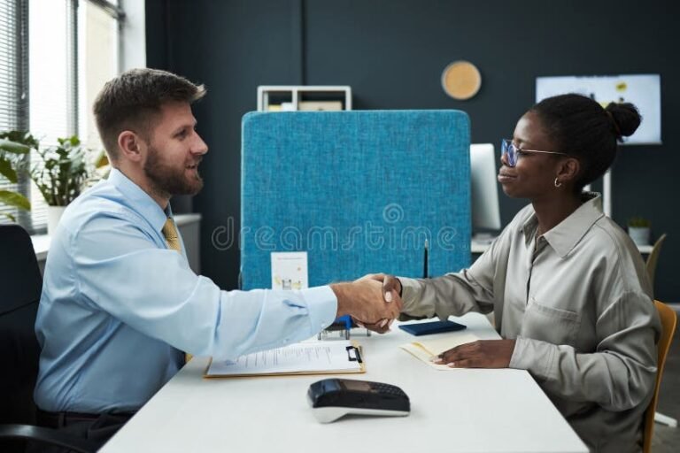 hymyileva pankkivirkailija neuvomassa asiakasta 1