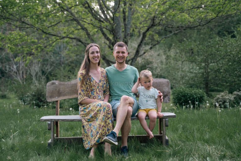 hymyileva perhe rauhallisessa puistoymparistossa